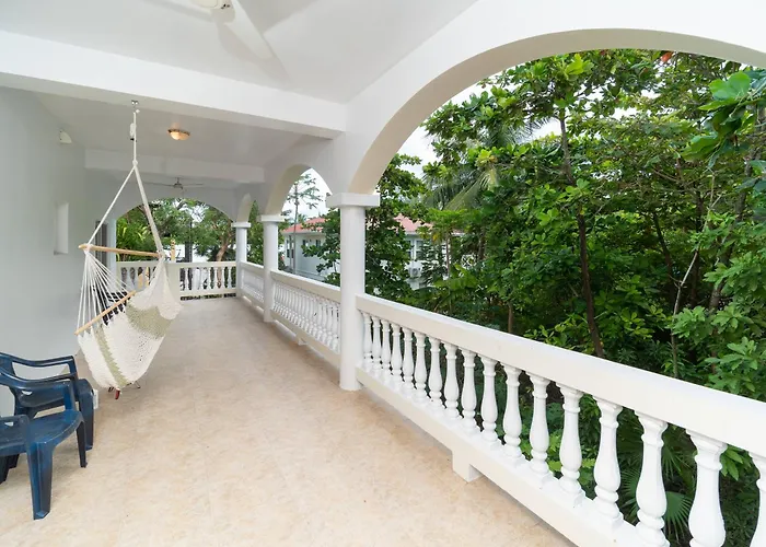 Casa Alegre- Heart Of Tres Cocos Area Across From Truck Stop By Floreo Holiday home