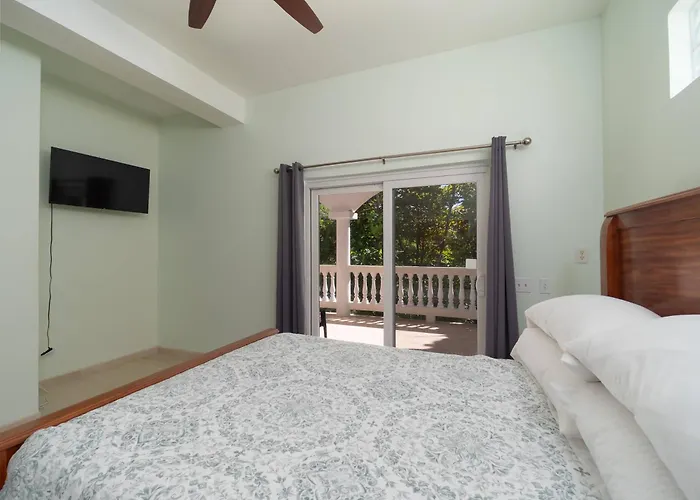 Casa Alegre- Heart Of Tres Cocos Area Across From Truck Stop By Floreo Holiday home