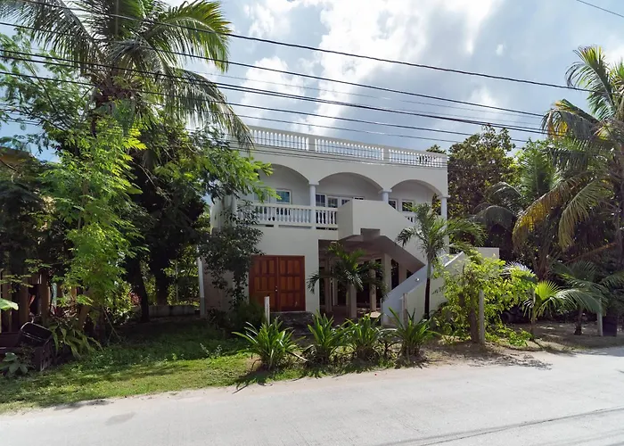 Casa Alegre- Heart Of Tres Cocos Area Across From Truck Stop By Floreo San Pedro (Ambergris Caye)