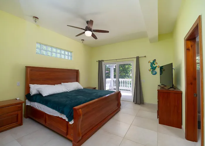 Casa Alegre- Heart Of Tres Cocos Area Across From Truck Stop By Floreo Holiday home